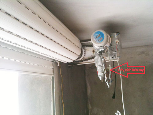 mo cua cuon khe thoang khi mat dien