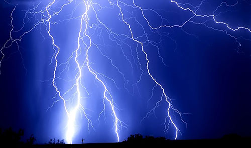 Sét - một tác nhân gây hư hỏng nặng cho cửa cuốn